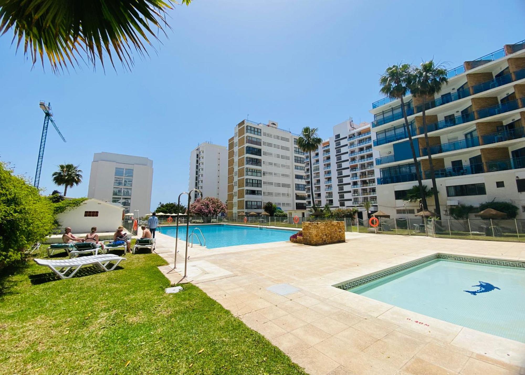 Apartamentos Ms Pepita 베날마데나코스타 외부 사진