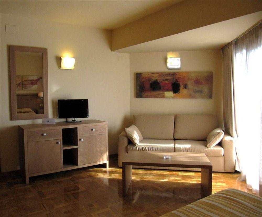 Apartamentos Ms Pepita 베날마데나코스타 외부 사진