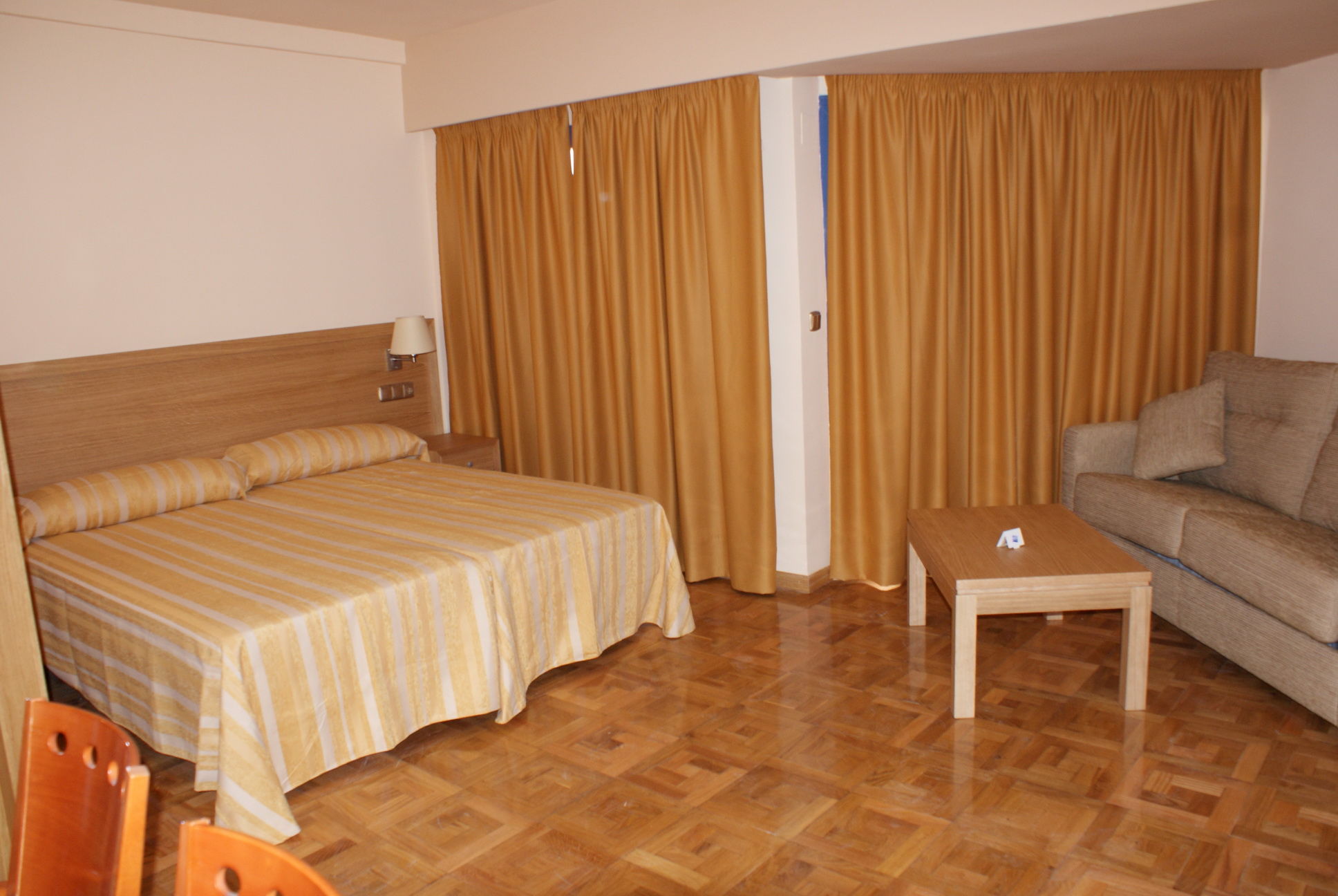 Apartamentos Ms Pepita 베날마데나코스타 외부 사진