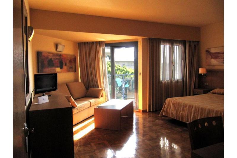 Apartamentos Ms Pepita 베날마데나코스타 외부 사진